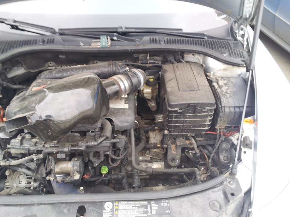 откручиваем впуск и слегка отводим влево — Skoda Octavia RS A5 Mk2