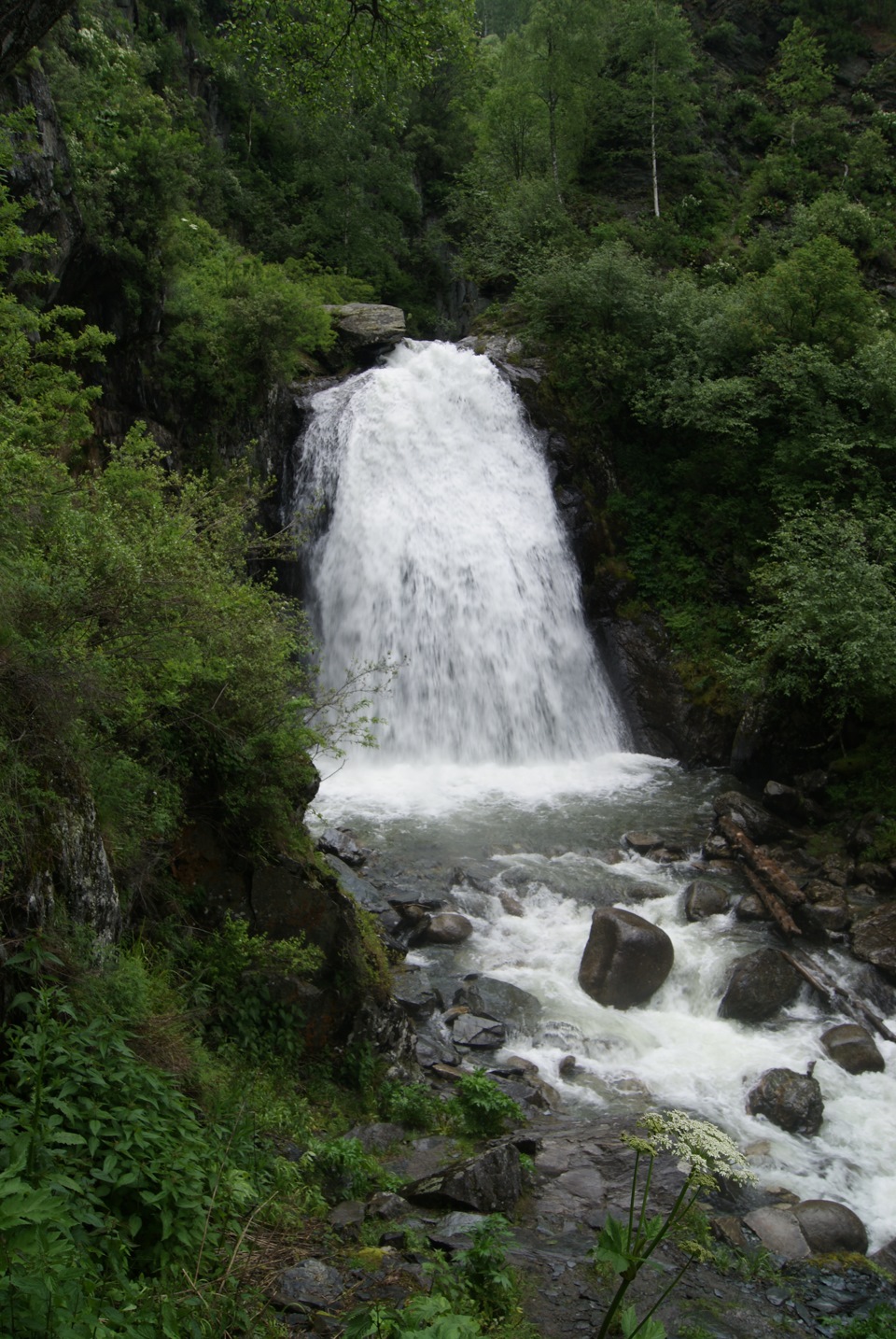водопад чодор на телецком озере