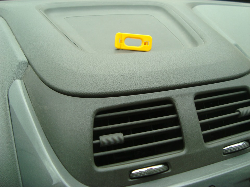 Фиксатор упора капота желтого цвета — Chevrolet Cobalt (2G), 1,5 л ...