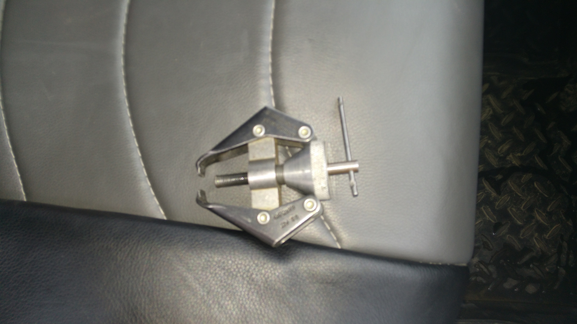 Замена поводка заднего дворника — Toyota RAV4 (II), 2 л, 2001 года ...