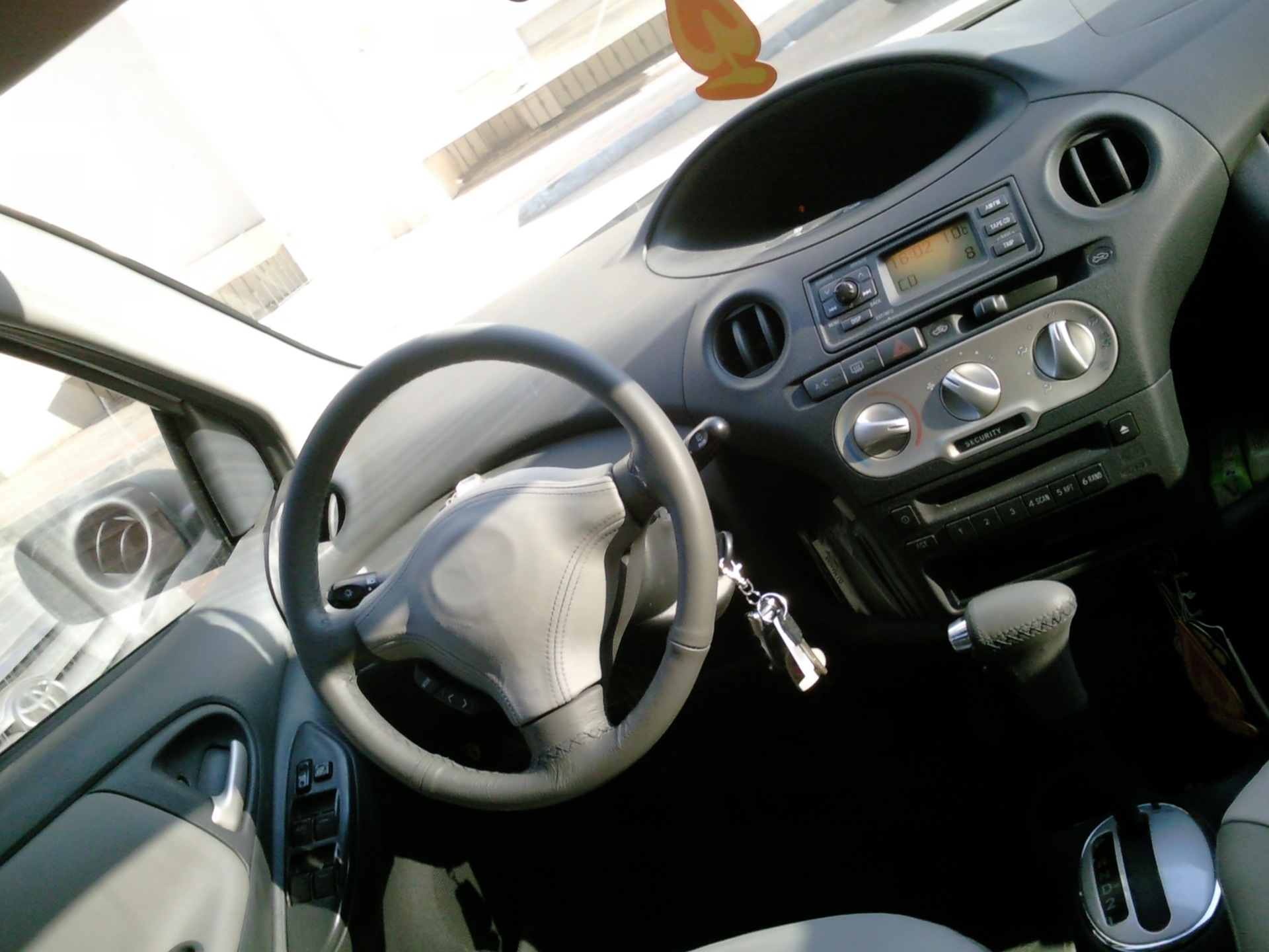 Leather interior - Toyota Yaris 13L 2003