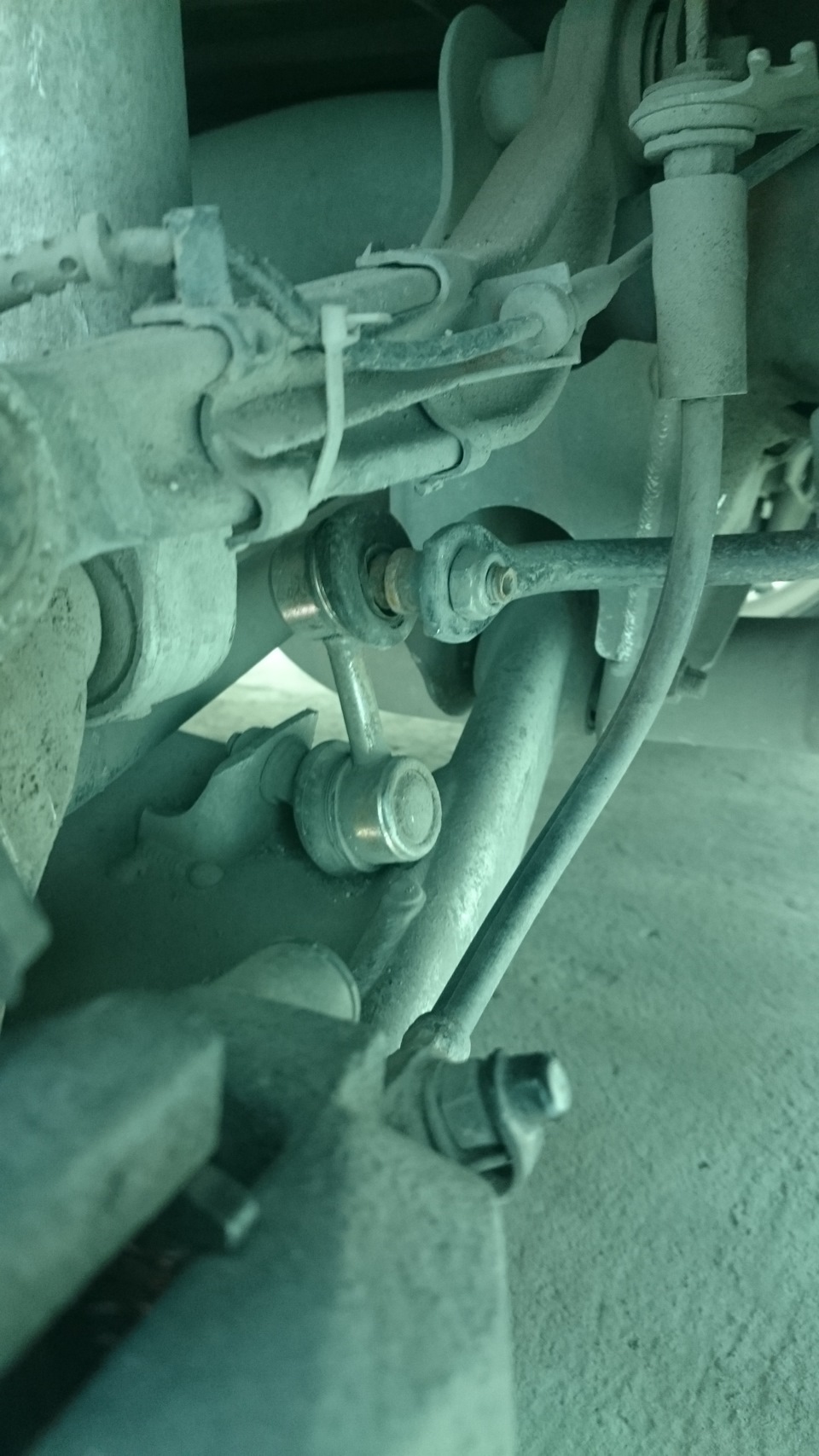 Замена задних стоек стабилизатора и тросика открывания капота. — BMW 5 ...