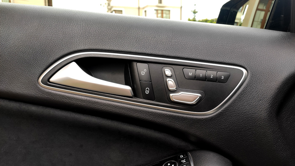 Установка кнопок регулировки сидений от рестайлинга — Mercedes-Benz GLA ...