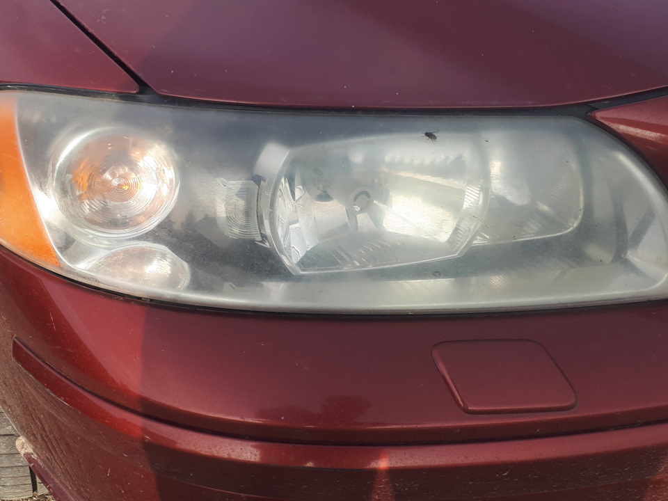 #18. Освежил фары. Лак Cramolin Urethane — Volvo S60 (1G), 2,4 л, 2007 ...
