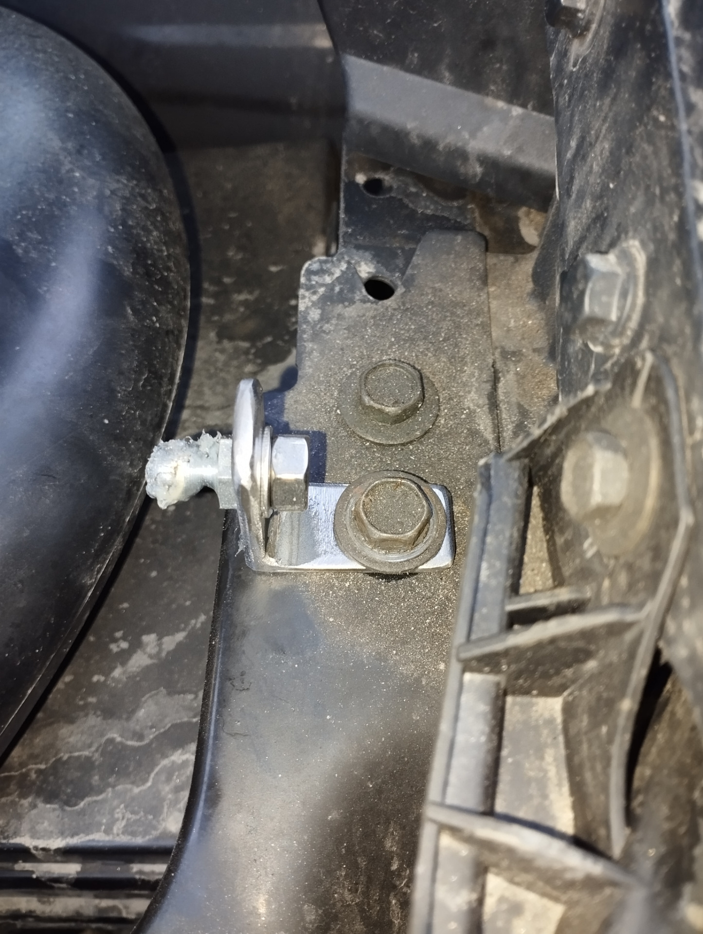 Установка газового упора капота — Nissan Qashqai (1G), 2 л, 2011 года ...
