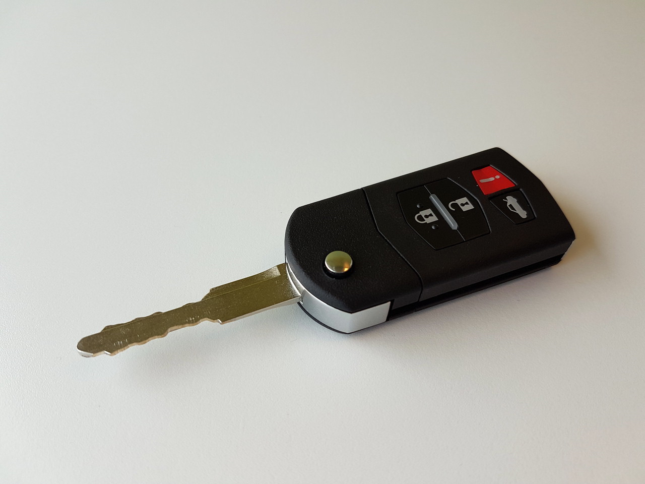 Ключи мазда 3 бк. Выкидной ключ Мазда. Mazda 3 ключ. Выкидной ключ Мазда 3. Mazda 3 2006 ключ.