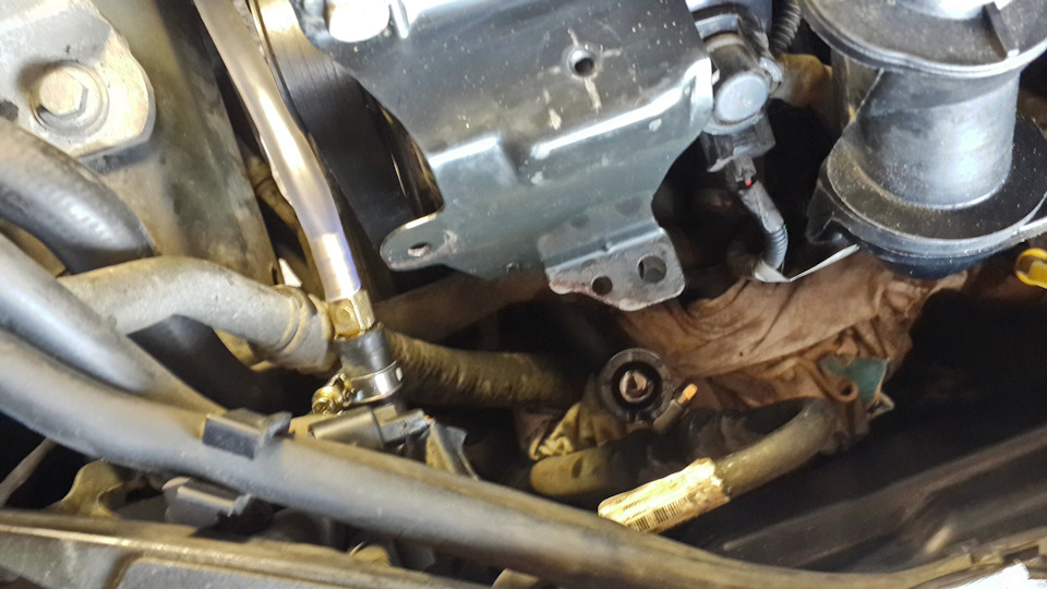 Подсоединил шланг к обратному. — Volvo C30