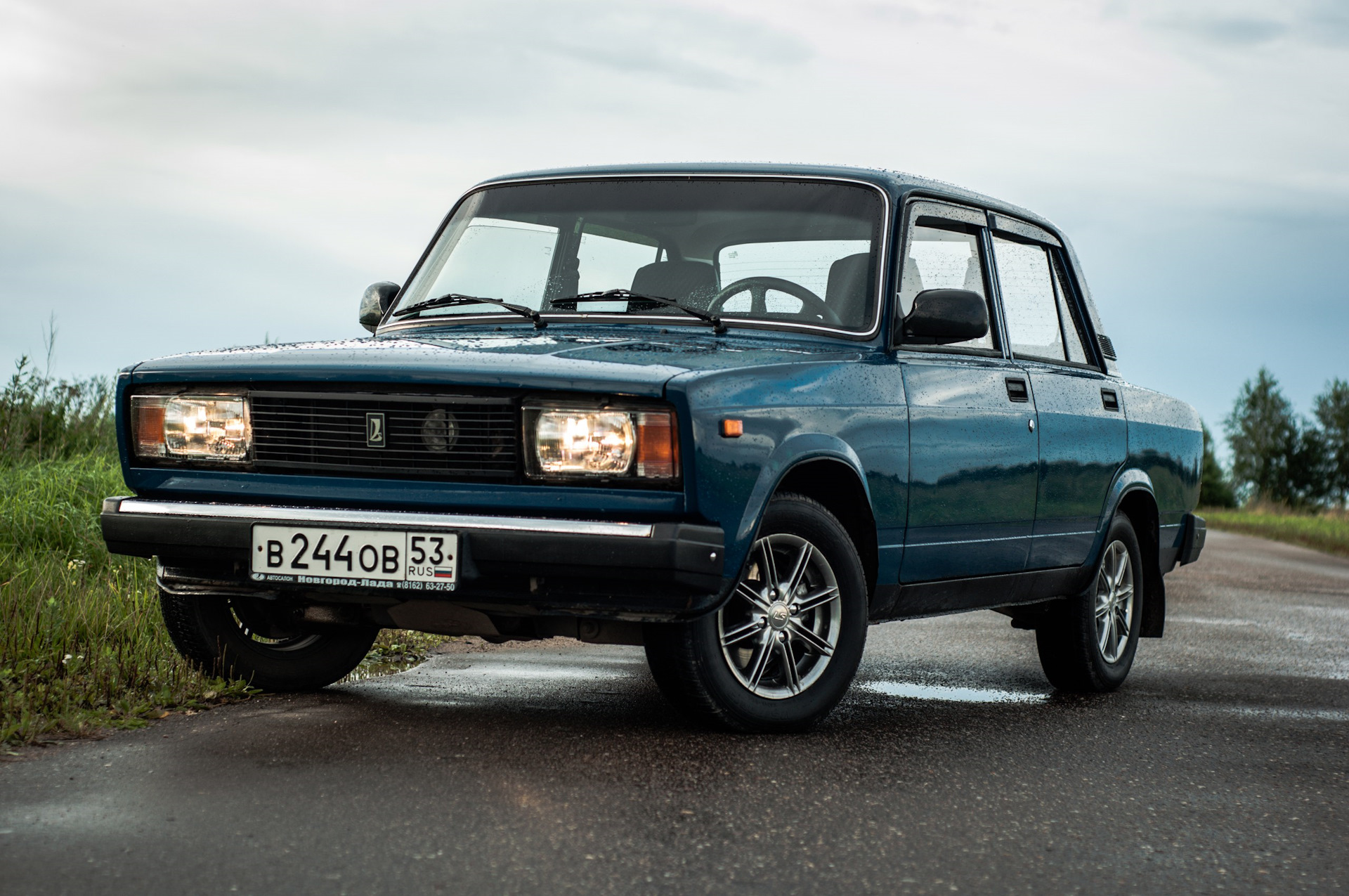 Плюсы ваз. ВАЗ 2105 Балтика глянц. Lada 2105 1,5. Лада 2105 Молодёжная.