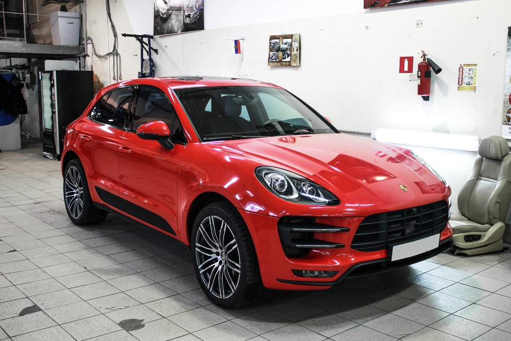 Макан волгоград. Porsche Cayenne Макан. Porsche Macan Red. Порше Тайкан красный. Porsche Macan красный матовый.