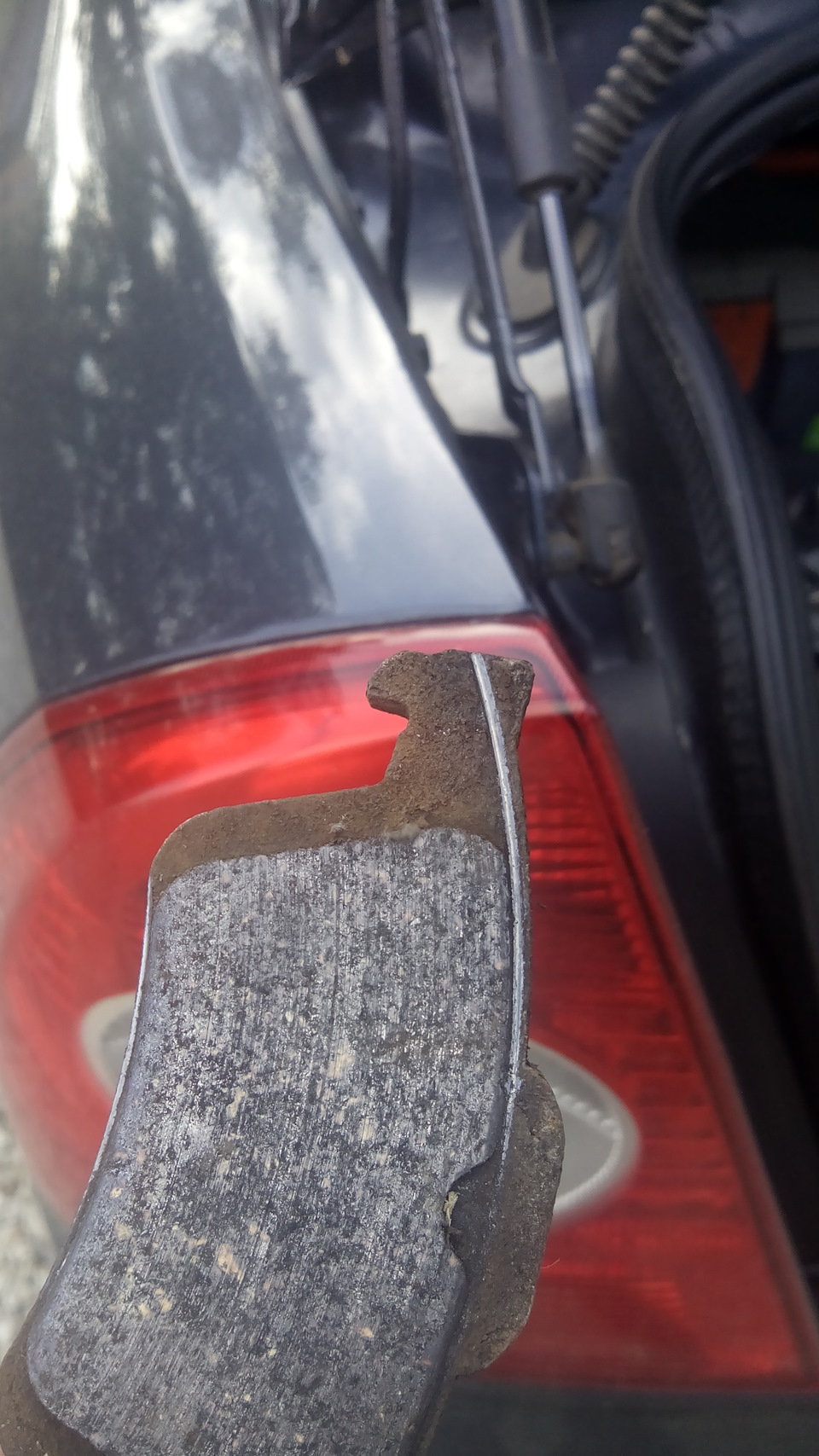 Замена задних тормозных колодок — Ford Focus Sedan II, 1,6 л, 2010 года ...