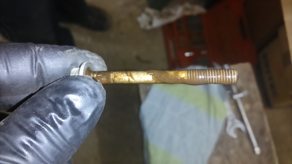 Этот болт меня озадачил, он проходит сквозь переднюю крышку и вкручивается в блок двигателя — Opel Astra J