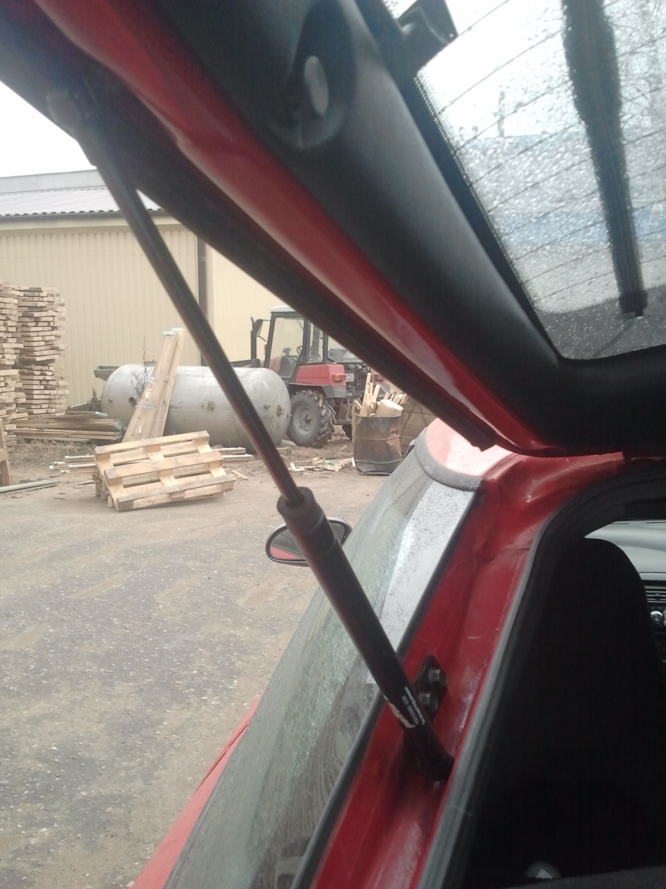 Амортизаторы крышки багажника — Ford Probe II, 2 л, 1994 года | своими ...