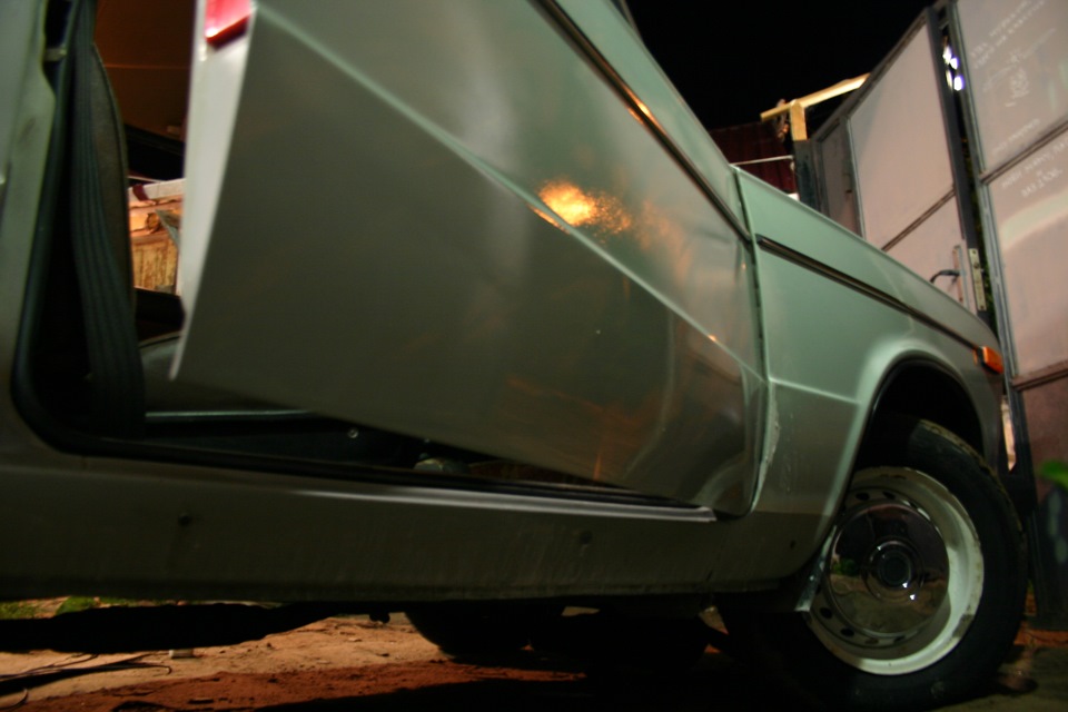 Подкраски низа передней пасажирской двери — Lada 21061, 1,5 л, 1989 ...