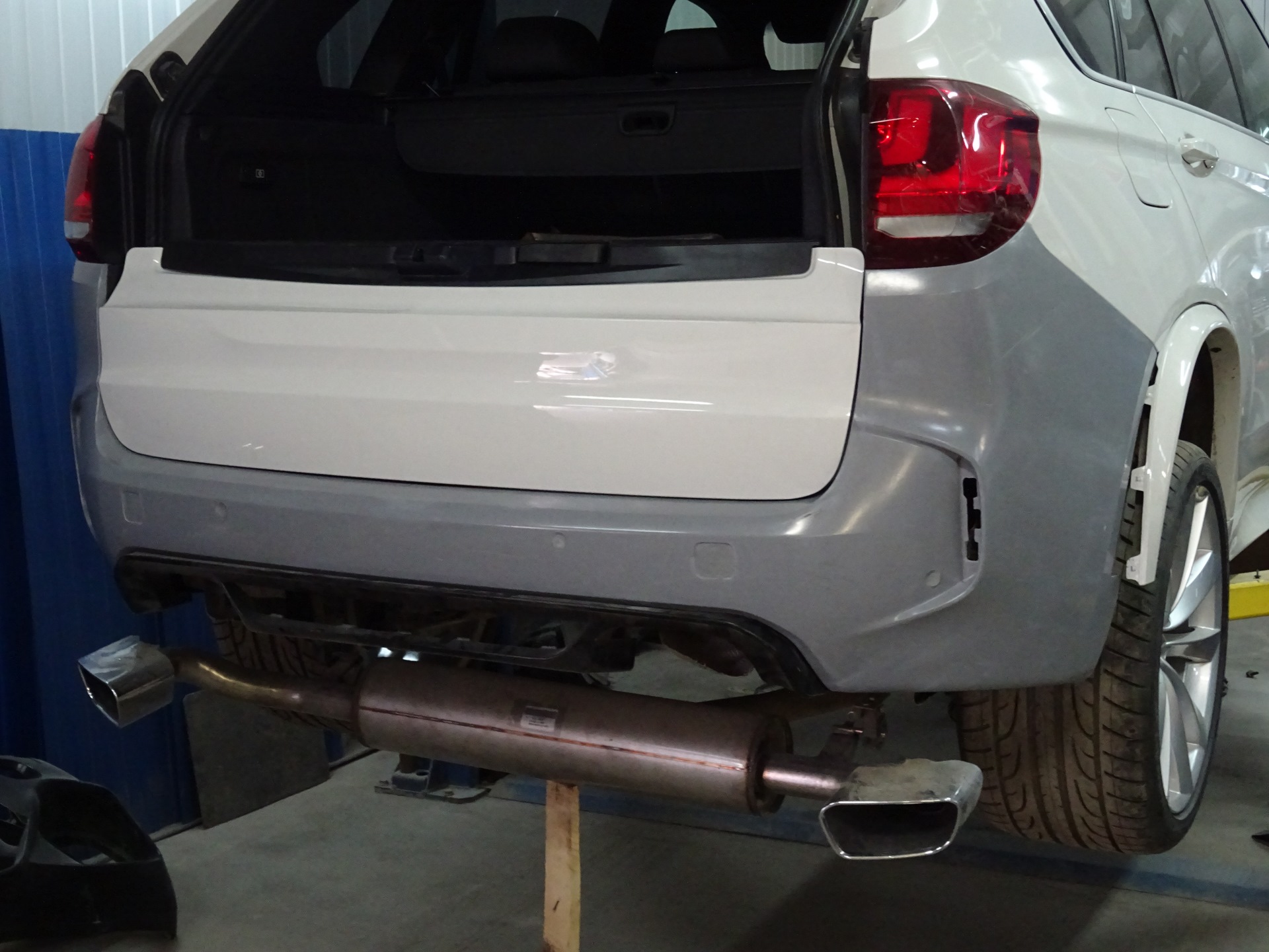 Диффузор bmw x5 e70. Выхлоп на бмв х5 е70 3. Bmw e70 задний бампер. Bmw x5 e70 дорест. Диффузор х5.