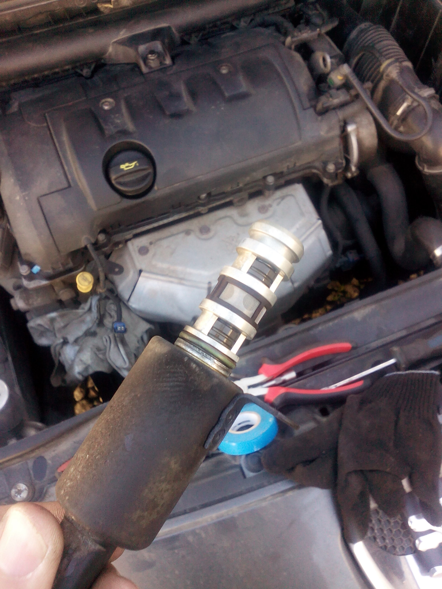 Датчик фаз пежо 308. Фазы пежо 308. Клапан фаз пежо 308. Электромагнитный клапан пежо 308 ep6. Клапан фазорегулятора пежо 308 ep6.