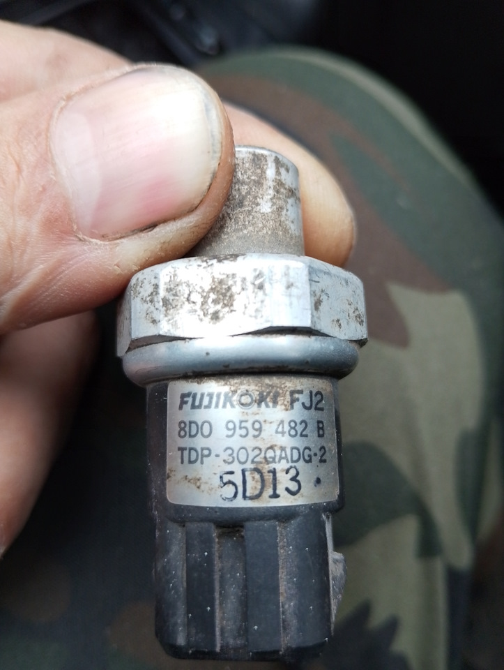 Компрессор кондиционера с трубками и датчиком на Volkswagen Passat B5 ...