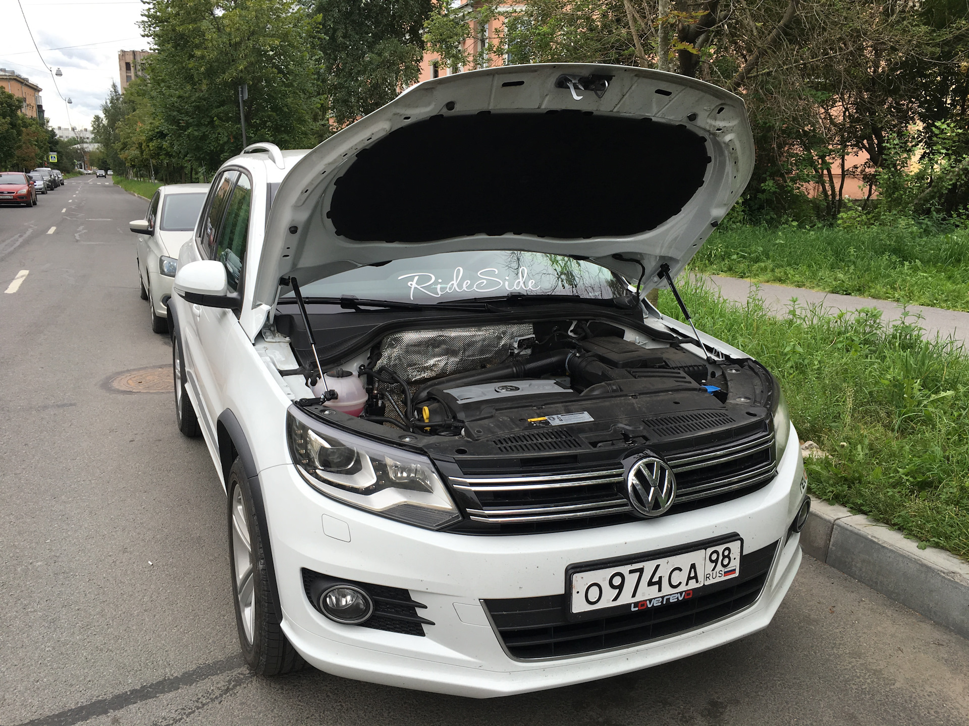 Открыть тигуан. Открытие капота Volkswagen Tiguan. Открытый капот VW Tiguan 2014. Tiguan 2.0 капот. Tiguan 2019 капот.