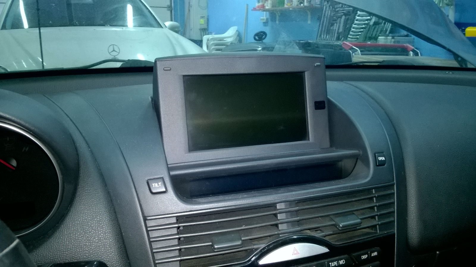 Экран вместо номера. Монитор Mazda rx8. Мазда RX 8 дисплей. Подиум под дисплей Мазда RX 8. Mazda rx8 дисплей навигация.