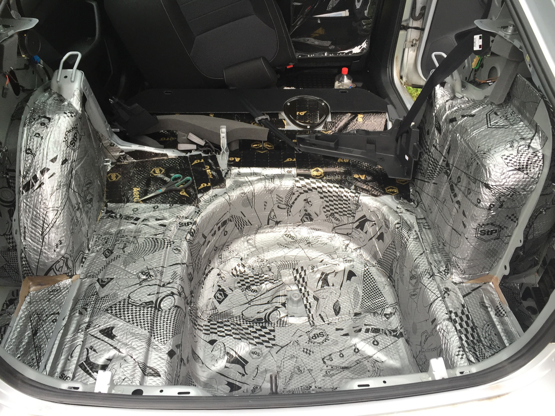Лучшая шумка какая. Шумоизоляция багажника Рапид. Шумоизоляция багажника Audi q52019. Шкода Рапид шумка багажника. Шумоизоляция багажника Шкода Рапид.