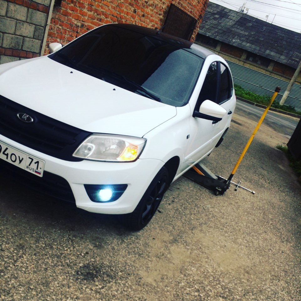 Установка противотуманных фонарей — Lada Гранта лифтбек, 1,6 л, 2015 ...