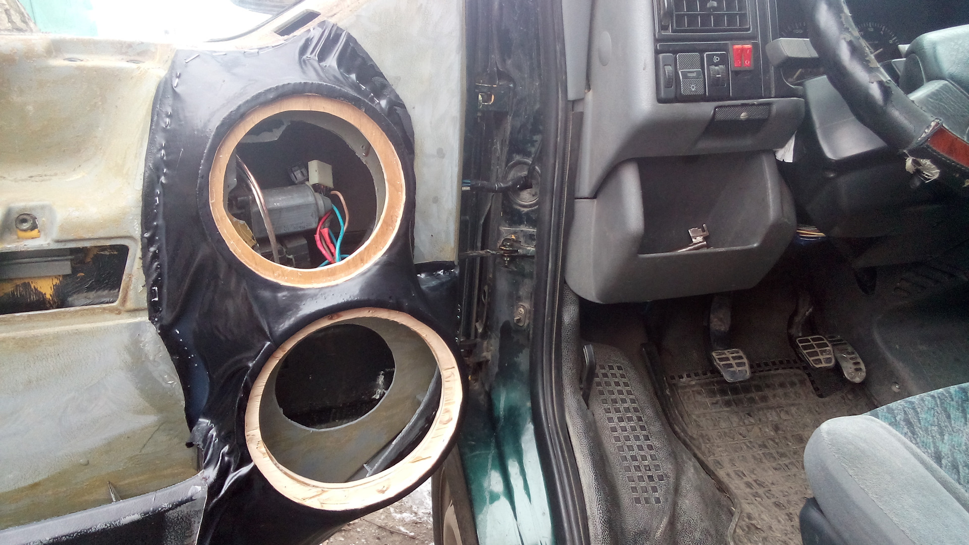 Акустические подиумы vw t4. Динамик vw t4. Дверные подиумы фольксваген т4. Акустические подиумы vw t4. Автозвук в фольксваген транспортер т4.