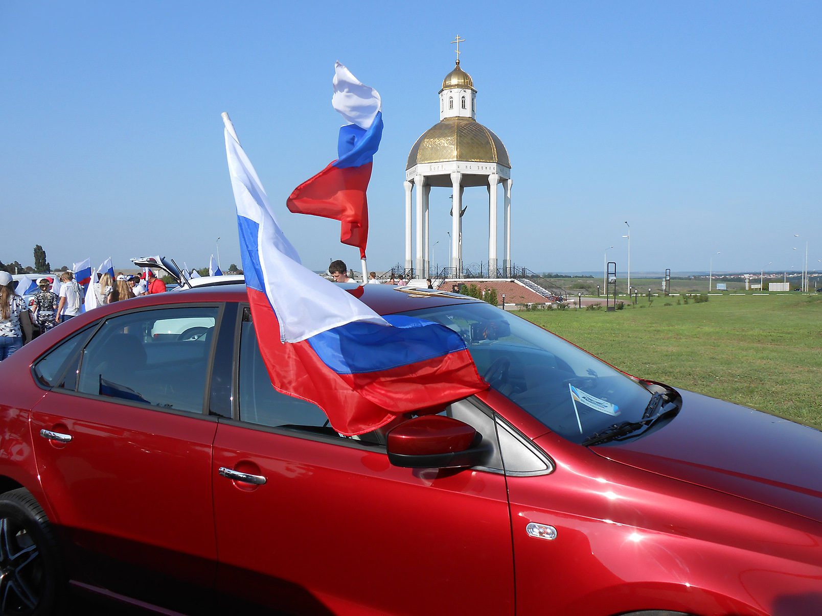 Автомобильный флаг россии. Автопробег Белгород. Флаг на автомобиль. Машина с российским флагом. Флагшток на автомобиль.