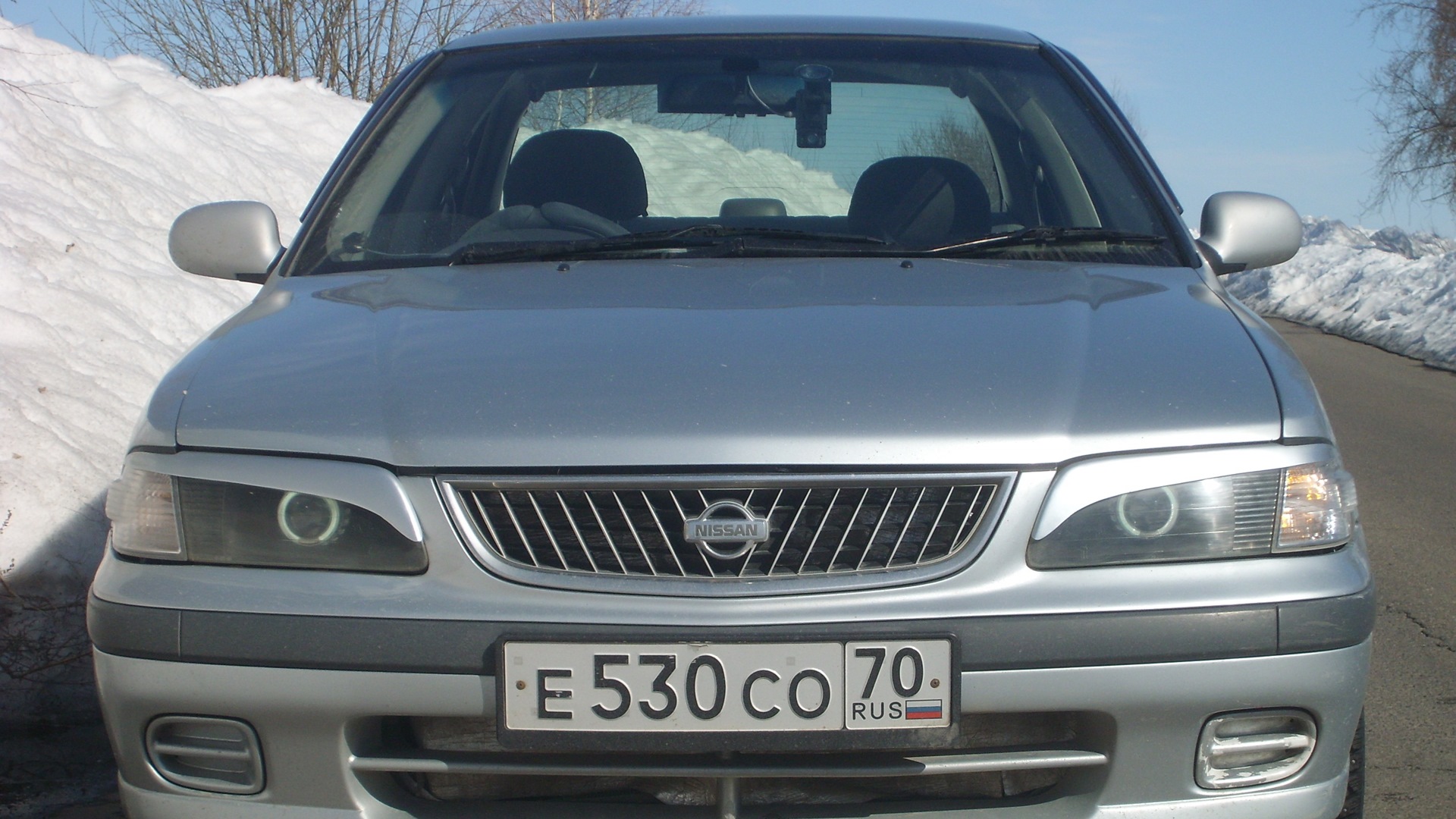 Nissan Sunny fb15. Линзы Nissan Sunny b15. Линзы в Nissan Sunny fb15.