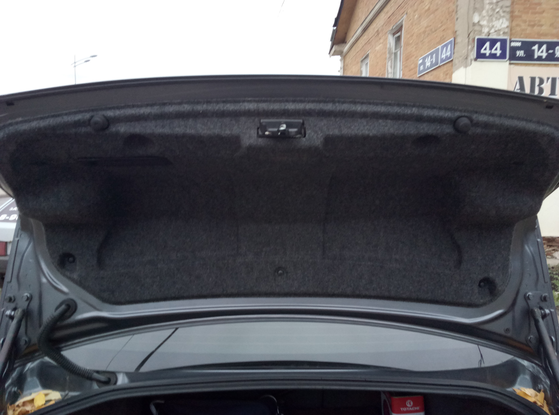 Кнопка открытия багажника. — Mitsubishi Lancer X, 1,8 л, 2008 года ...