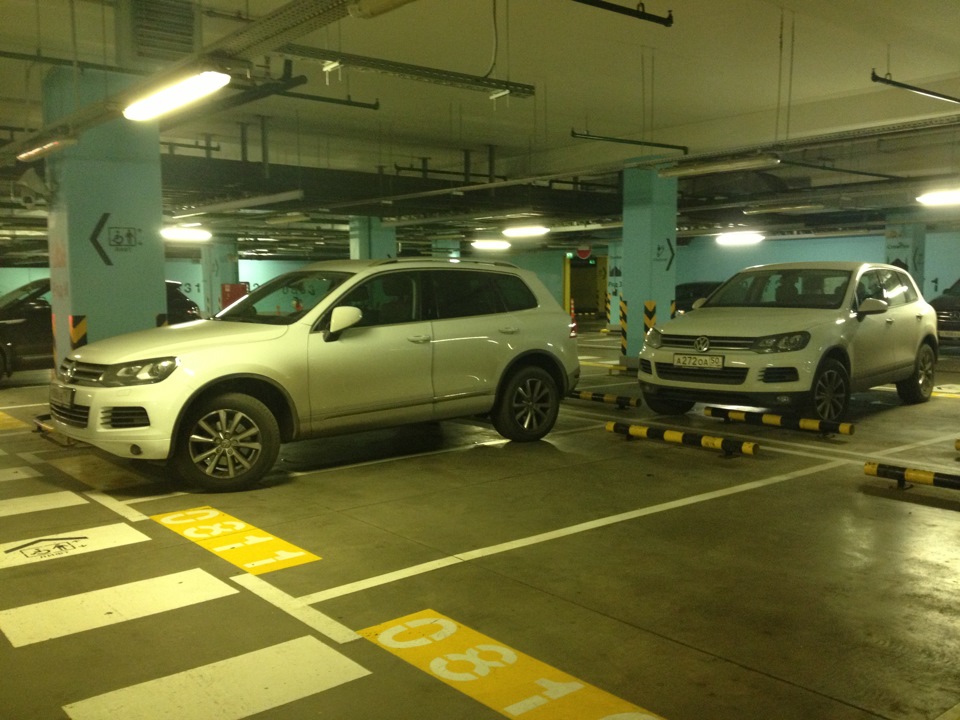 Два белых Туарега в разных комплектациях) Для наглядного сравнения ...