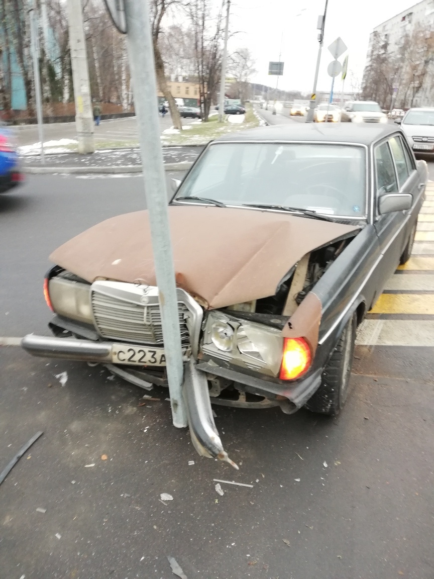 Сам дурак! ДТП — Mercedes-Benz W123, 2,3 л, 1984 года | ДТП | DRIVE2