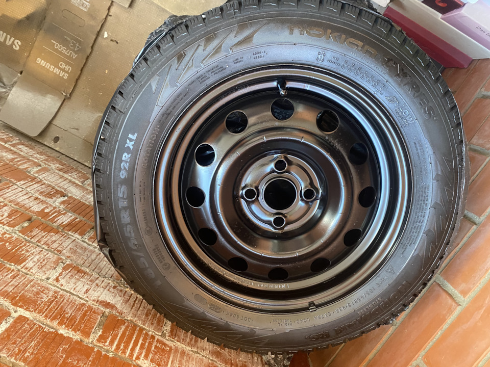 Шины всесезонные Nokian 185/65 R15, штампованные диски Hyundai Kia ...