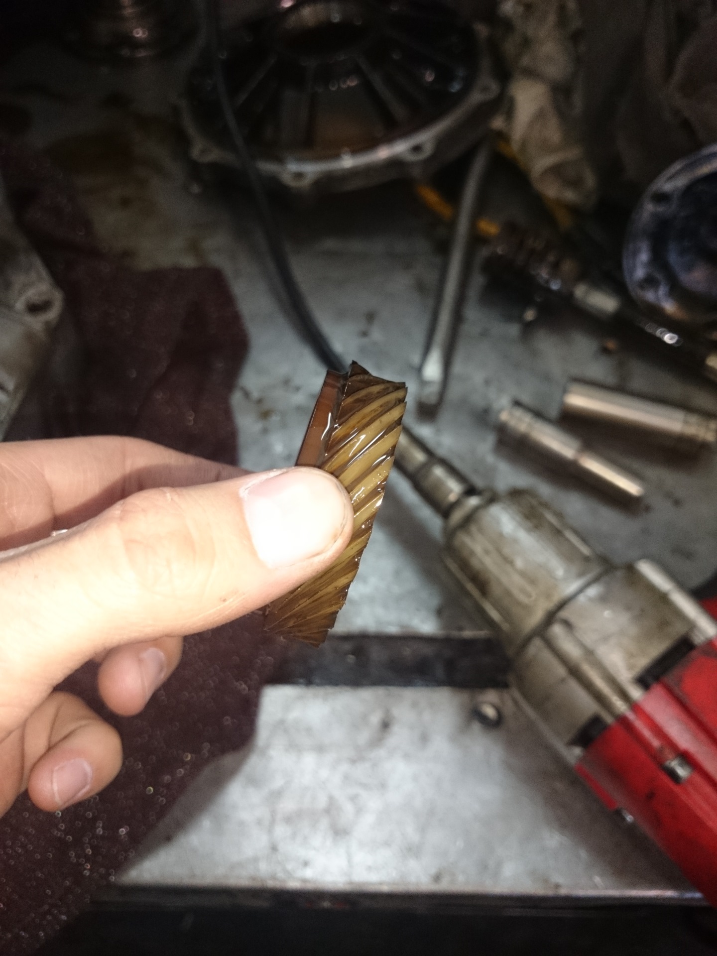 Шестерни привода спидометра форд транзит. Как снять шестерню спидометра. Шестерня привода спидометра ауди 100 с3. Привод спидометра 412-2140. Как снять шестерню спидометра.