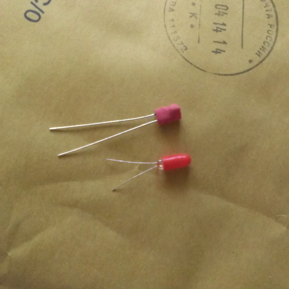 Сравнение: 1) Новый диод 2) Старая лампочка с цветным колпачком — Mitsubishi Colt V