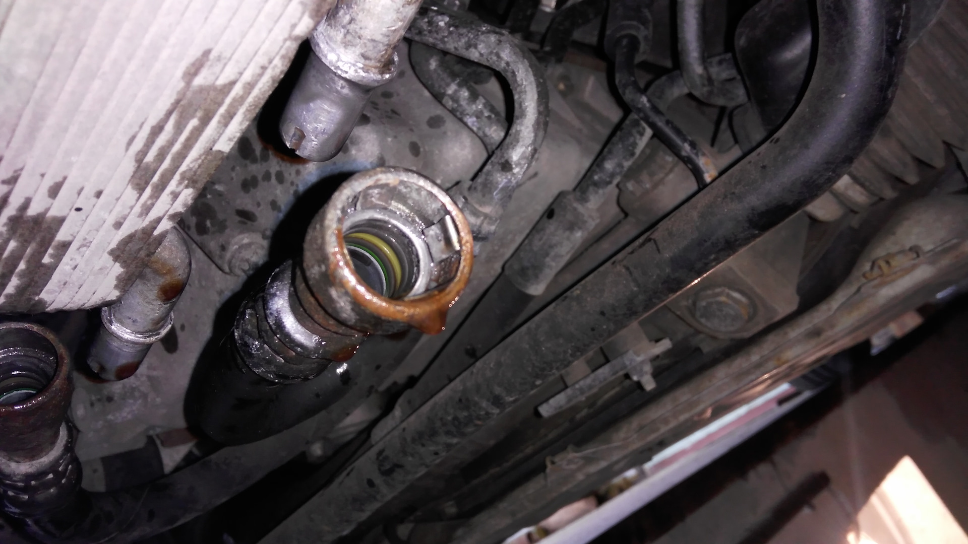 Замена масла акпп е39. Теплообменник АКПП БМВ е46. Теплообменник АКПП BMW e39. Теплообменник АКПП БМВ е46 м43. Трубки АКПП BMW e46 m52.