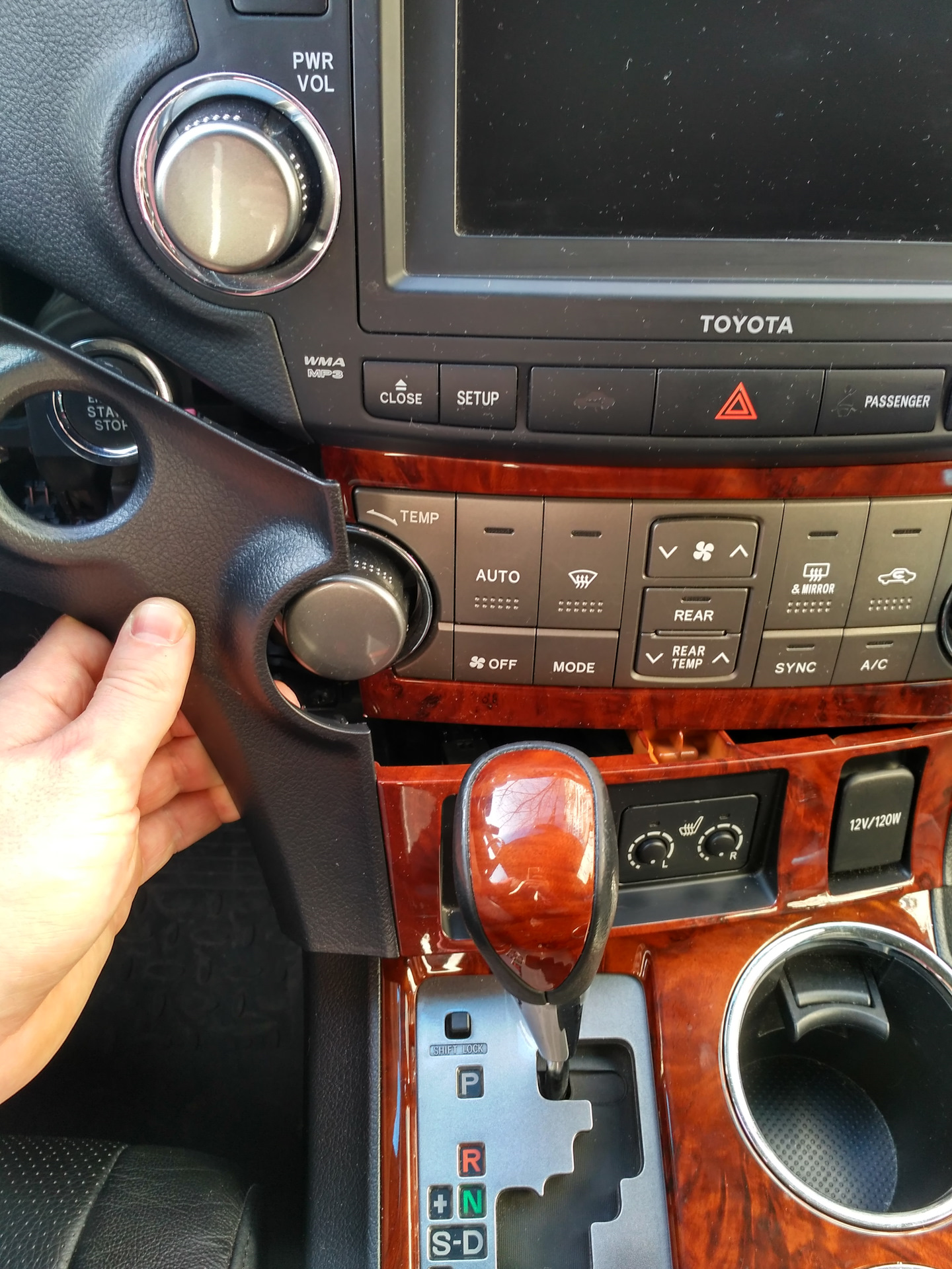 Хайлендер не работает. Хайлендер не работает. Панель управления хайлендер 2012 года. Toyota highlander 2010 салон. Хайлендер не работает.