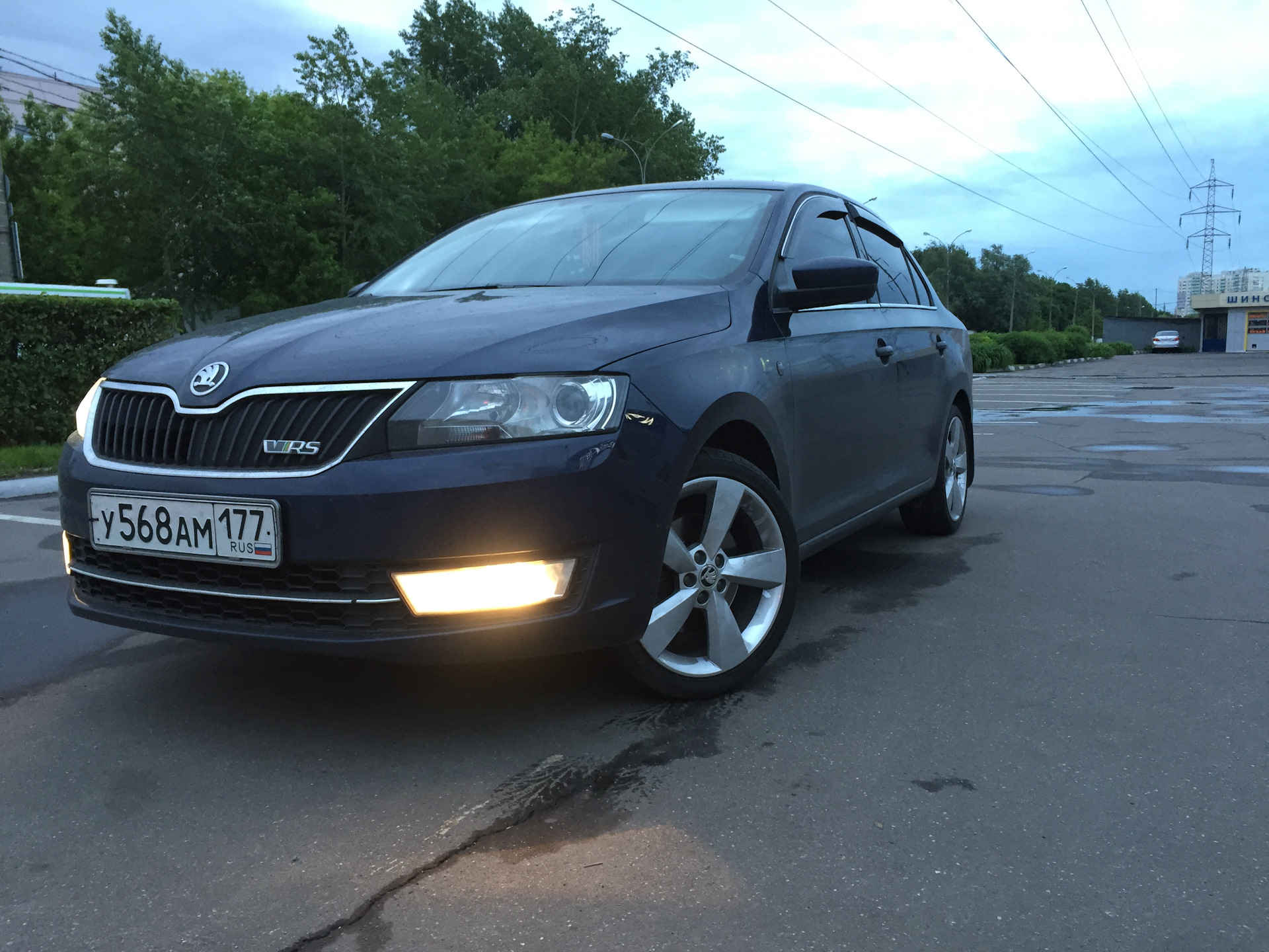 Skoda Rapid синий r17