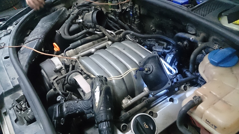 убрали все ненужное для доступа к шлангам — Audi A6 (C5)