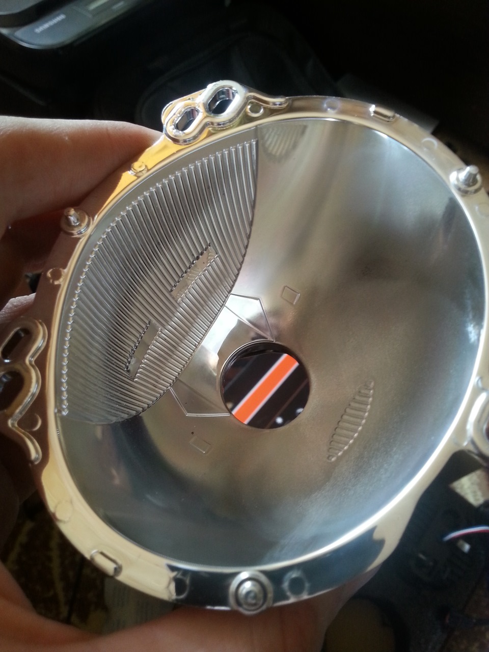 Выгоревшие отражатели от ксенона. Выгоревшая линза фары. Выгоревшая линза фары. Выгоревший отражатель линзы. Passat b5 plus кронштейн отражателя линзы ближнего света.