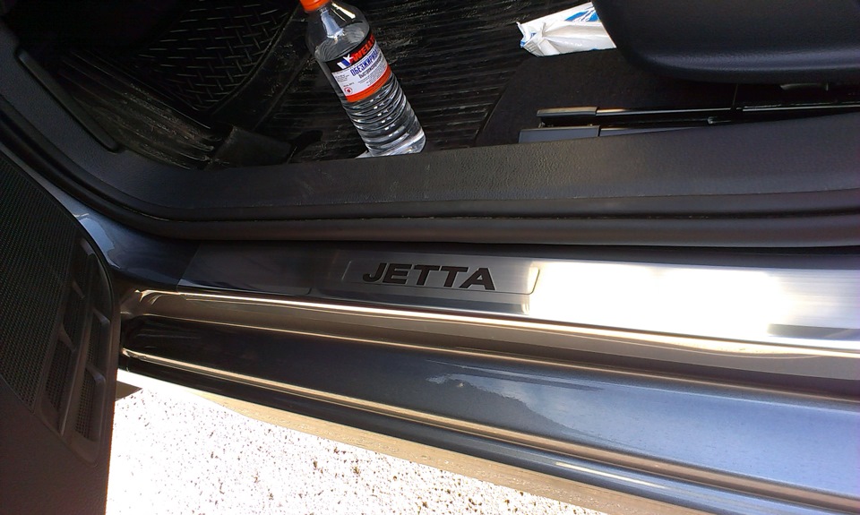 Порог джетта 6. Пороги Джетта 6. Накладки на пороги Фольксваген Джетта 6. Порог VW Jetta 6 2013 года. Накладки на пороги Jetta 6.