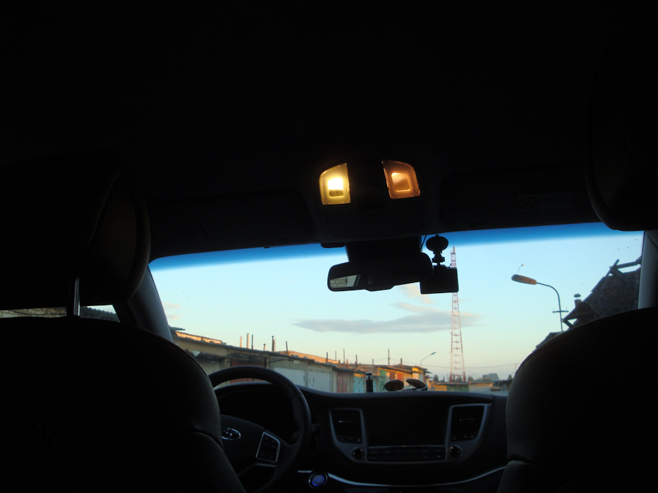 Сравнение: слева — светодиодная панель, справа — штатная лампочка. — Hyundai Tucson (TL)