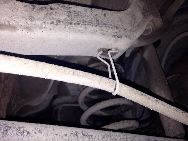 Фиксатор троса ручного тормоза — Opel Astra J, 1,6 л, 2010 года ...