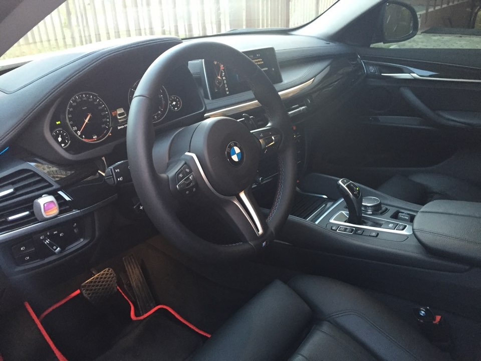 Снять bmw. BMW x6 салон черный. BMW x6 f16 салон черный. BMW x6 2012 салон черный. БМВ х6 ф16 салон.