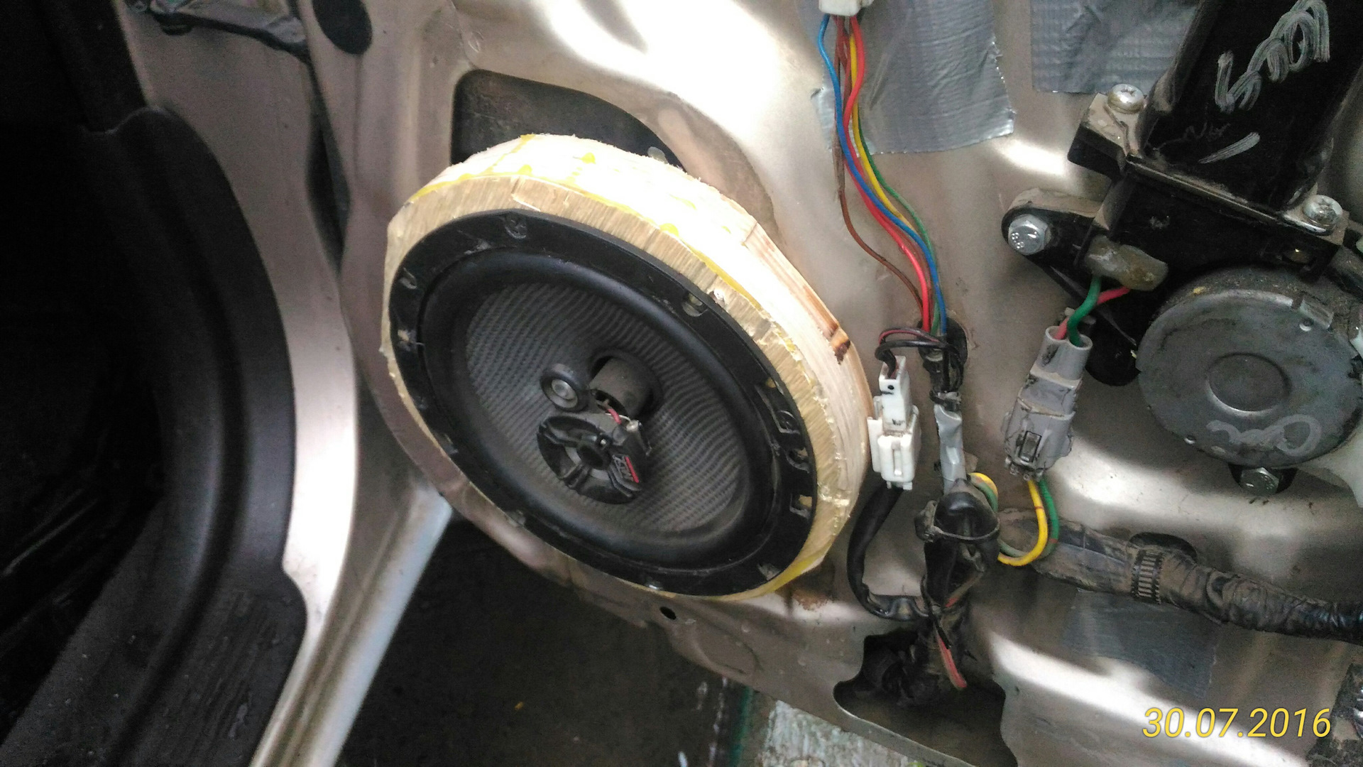 Замена передних динамиков форд фокус 2. Ремонт нч динамиков. Задний динамик не работает. Калина седан колонки задние. Задний динамик не работает.