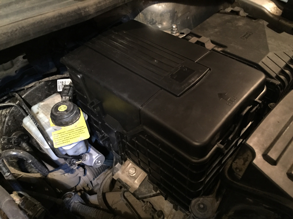 Пластиковый кожух для аккумулятора — Skoda Yeti, 1,2 л, 2013 года ...