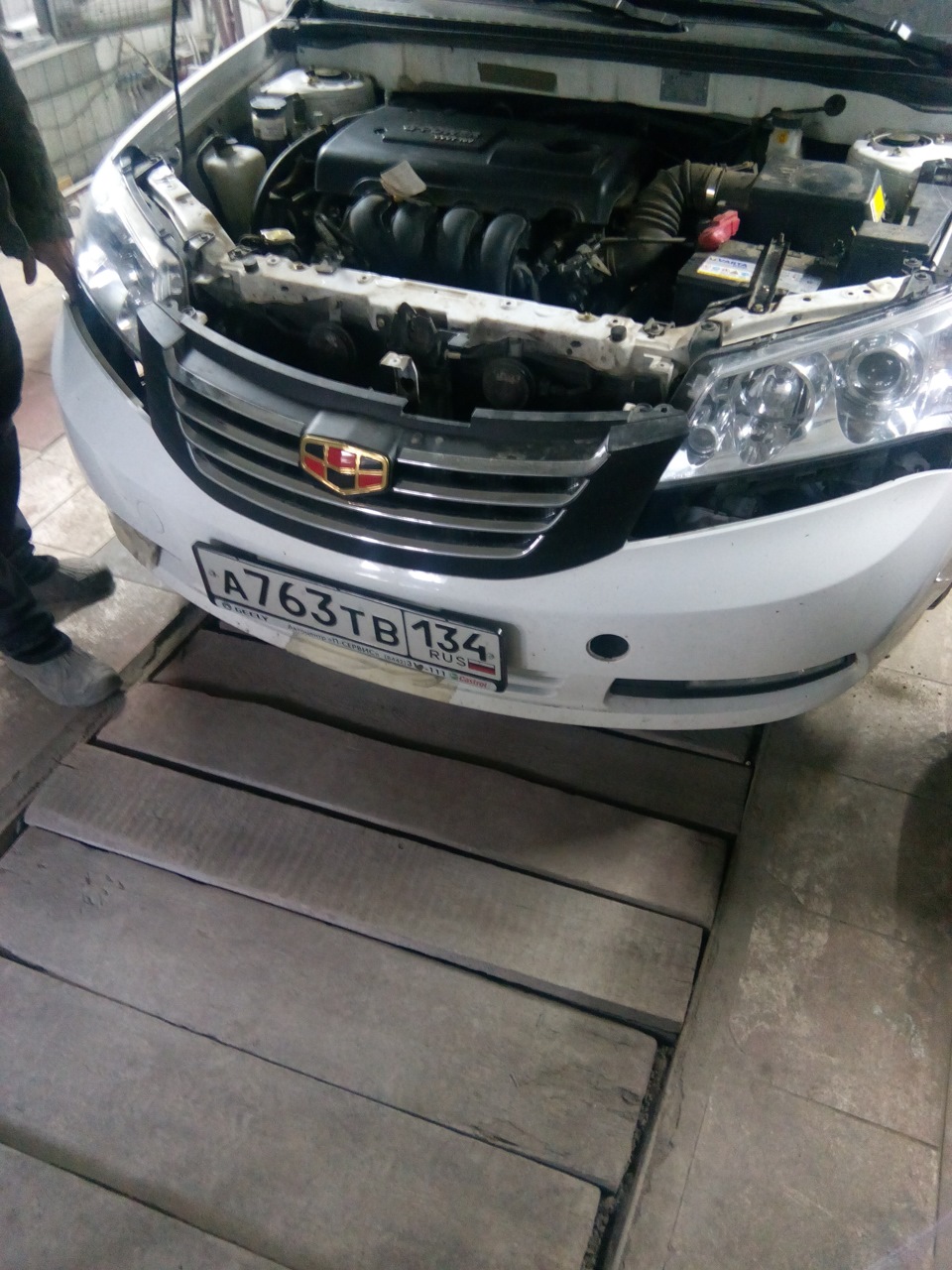 замена переднего бампера - Geely Emgrand EC7 FE-1, 1,8 л, 2013 года кузовной рем