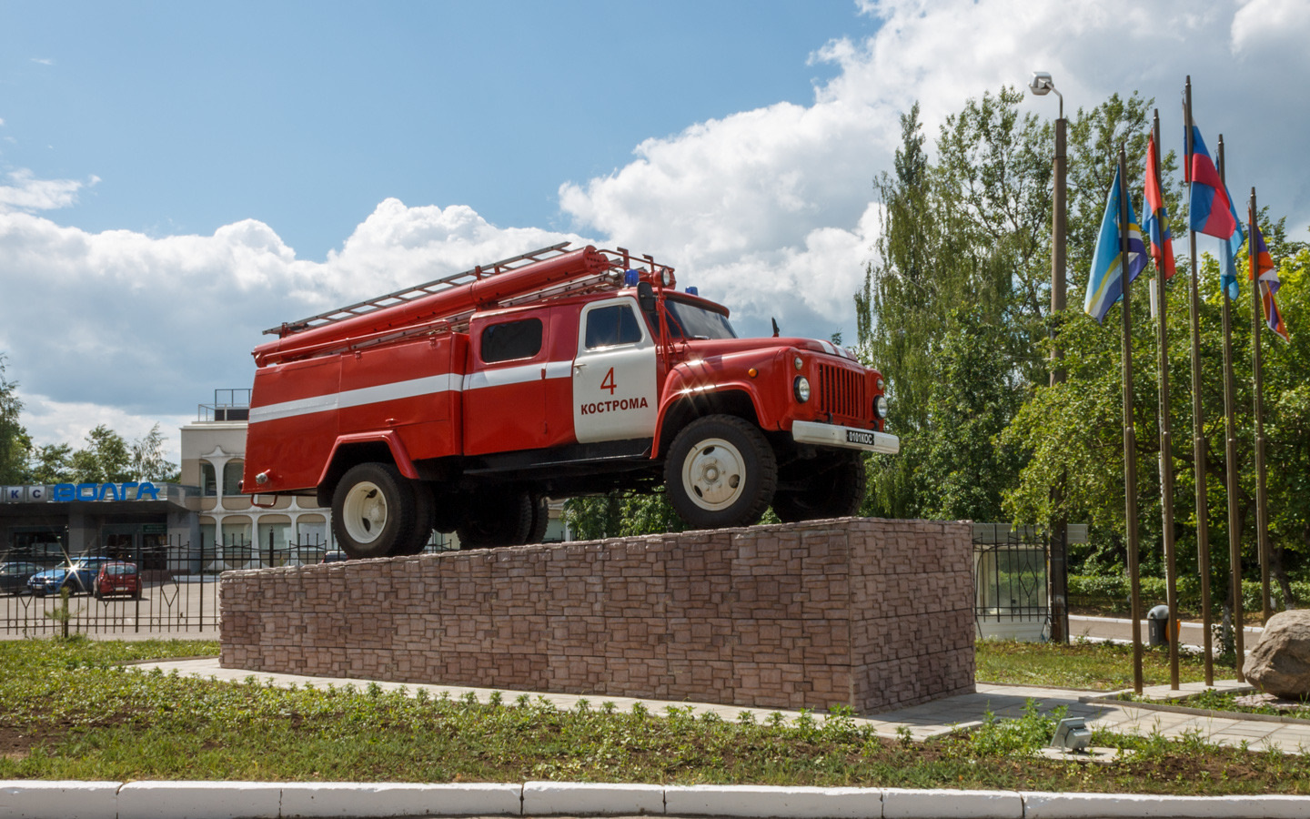 Памятник пожарному автомобилю. ГАЗ 53 АЦ. ГАЗ 53 пожарная машина. Памятник пожарная машина Мостовской, Краснодарский край. ЗИЛ 130 на памятник.