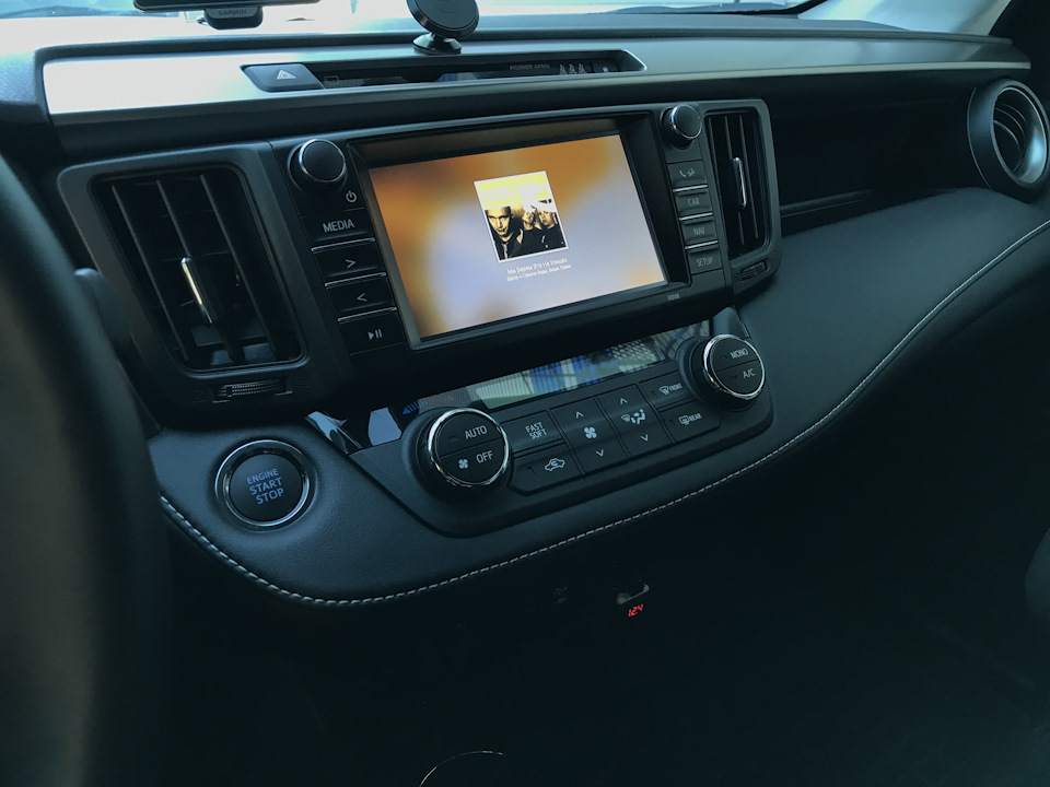 Экран прослушивания композиций Apple music — Toyota RAV4 (IV)