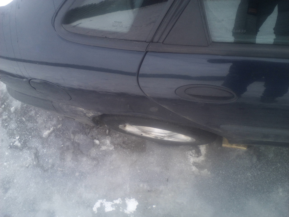 Влетел в бордюр на своей ляльке… — Renault Laguna I, 2 л., 1999 года ...