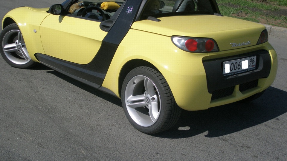 Smart Roadster рядом с человеком