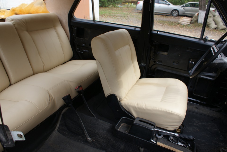 Без пассажирских сидений. Сиденья ГАЗ 3102. ГАЗ 3102 задние сиденья. Сиденья ГАЗ 24. Переднее сиденье ГАЗ 3102.